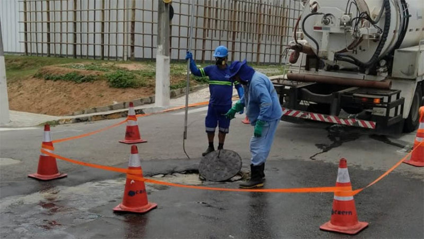 Imagem 1 - Caern alerta para risco de aproximar-se de bueiros ou locais que estão passando por serviço. Segundo a Caern, durante as chuvas é comum as pessoas não seguirem as regras de segurança e colocarem sua integridade física em risco. A orientação serve para todos os períodos do ano, sendo o alerta ainda mais importante no período de chuvas, porque o risco é mais acentuado. Ações como abrir tampas de bueiro para a água escoar ou entrar em locais com vazamento são extremamente perigosas. A Companhia ainda alerta que é crime canalizar a água de chuva para a rede de esgoto. Imagem 1 - Caern alerta para risco de aproximar-se de bueiros ou locais que estão passando por serviço. Segundo a Caern, durante as chuvas é comum as pessoas não seguirem as regras de segurança e colocarem sua integridade física em risco. A orientação serve para todos os períodos do ano, sendo o alerta ainda mais importante no período de chuvas, porque o risco é mais acentuado. Ações como abrir tampas de bueiro para a água escoar ou entrar em locais com vazamento são extremamente perigosas. A Companhia ainda alerta que é crime canalizar a água de chuva para a rede de esgoto.