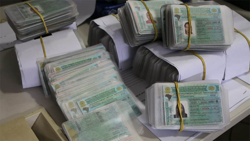 Imagem 1 - Mais de 2 mil condutores ainda não foram pegar a CNH na sede do Detran, em Mossoró. O documento é entregue pelos Correios que vão três vezes na casa do usuário. Não encontrando ninguém para receber, o documento passa 25 dias na agência e retorna para ao Detran. Segundo Marcos Cordeiro, responsável pelo setor de entrega, atualmente, mais de 2 mil documentos aguardam a retirada na sede do órgão em Mossoró. Eles diz que muitos usuários têm confiado na versão digital, mas podem ter “surpresas” em casos de problemas com o celular. Imagem 1 - Mais de 2 mil condutores ainda não foram pegar a CNH na sede do Detran, em Mossoró. O documento é entregue pelos Correios que vão três vezes na casa do usuário. Não encontrando ninguém para receber, o documento passa 25 dias na agência e retorna para ao Detran. Segundo Marcos Cordeiro, responsável pelo setor de entrega, atualmente, mais de 2 mil documentos aguardam a retirada na sede do órgão em Mossoró. Eles diz que muitos usuários têm confiado na versão digital, mas podem ter “surpresas” em casos de problemas com o celular.