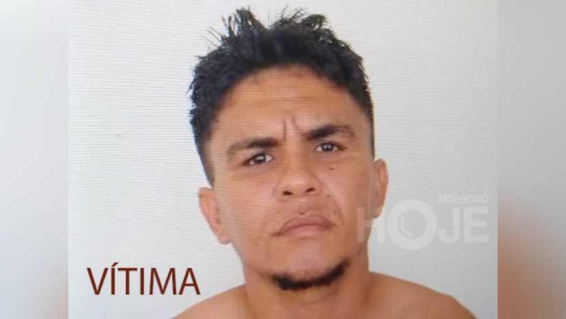 Imagem 1 - Polícia prende suspeitos de um homicídio ocorrido em 2023, em Mossoró. A equipe da Delegacia de Homicídios e Proteção à Pessoa de Mossoró cumpriu dois mandados de prisão, na manhã desta quinta-feira (28), contra um homem suspeito de ordenar a morte de David Edson Nogueira Rocha e outro de ser o autor do homicídio. O crime aconteceu no dia 28 de novembro de 2023, em uma localidade conhecida como Baixinha, no Dom Jaime Câmara. A motivação do crime teria sido o desentendimento entre o mandante e a vítima em relação à questão do tráfico de drogas na região. Imagem 1 - Polícia prende suspeitos de um homicídio ocorrido em 2023, em Mossoró. A equipe da Delegacia de Homicídios e Proteção à Pessoa de Mossoró cumpriu dois mandados de prisão, na manhã desta quinta-feira (28), contra um homem suspeito de ordenar a morte de David Edson Nogueira Rocha e outro de ser o autor do homicídio. O crime aconteceu no dia 28 de novembro de 2023, em uma localidade conhecida como Baixinha, no Dom Jaime Câmara. A motivação do crime teria sido o desentendimento entre o mandante e a vítima em relação à questão do tráfico de drogas na região.