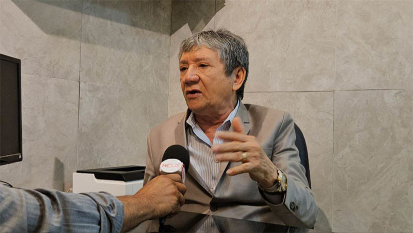 Imagem 1 - Fuga de Tatu e Martelo: as histórias confusas do mecânico Ronaildo Oliveira. O advogado Carlos Santana, constituído pelo mecânico Ronaildo da Silva Oliveira, o Galego, de 38 anos, confirmou que o cliente recebeu R$ 5 mil em sua conta, não sabe quem depositou e que pegou o valor equivalente do caixa da oficina, repassando aos fugitivos Deibson Cabral Nascimento, o Tatu de 33 anos, e Rogério da Silva Mendonça, o Martelo de 35 anos. Ronaildo teve a prisão preventiva decretada pela Justiça Federal, madrugada do domingo (25), como investigado por organização criminosa. Imagem 1 - Fuga de Tatu e Martelo: as histórias confusas do mecânico Ronaildo Oliveira. O advogado Carlos Santana, constituído pelo mecânico Ronaildo da Silva Oliveira, o Galego, de 38 anos, confirmou que o cliente recebeu R$ 5 mil em sua conta, não sabe quem depositou e que pegou o valor equivalente do caixa da oficina, repassando aos fugitivos Deibson Cabral Nascimento, o Tatu de 33 anos, e Rogério da Silva Mendonça, o Martelo de 35 anos. Ronaildo teve a prisão preventiva decretada pela Justiça Federal, madrugada do domingo (25), como investigado por organização criminosa.