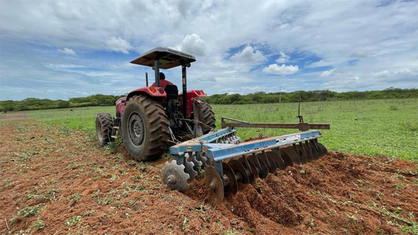 Imagem 1 -  Corte de terra em Upanema deve chegar a 2.500 agricultores do município. O trabalho está sendo realizado por 16 tratores; o corte de terra já atendeu a todos os produtores rurais das comunidades de Lagoa Vermelha, Baixa do Tatu, Esperança e também Baixa Fechada, entre outras. A meta é atender dentro do tempo certo.
