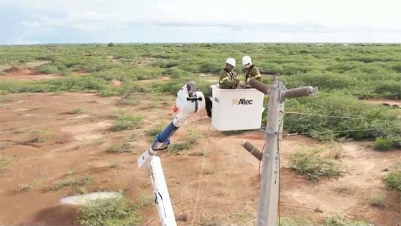 Imagem 1 -  O trabalho é delicado e exige cuidados de segurança redobrados, pois vários trechos de acesso à linha estão alagados em função das chuvas registradas na região nos últimos dias. A previsão de conclusão do trabalho é no final desta sexta-feira (1).  Com o furto dessa quarta-feira, subiu para sete o número de vezes que a mesma linha de transmissão com 25 quilômetros de extensão entre Macau e Guamaré sofreu com a ação dos criminosos em menos de 90 dias, deixando os moradores da região sem energia em residências, hospitais, escolas, delegacias, abastecimento de água, internet e outros serviços essenciais. 