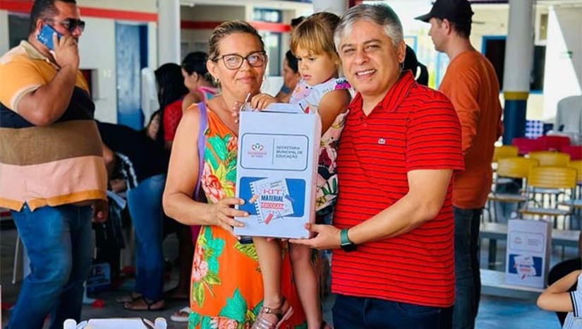 Imagem 1 - Os kits escolares foram distribuídos para todos os alunos da Rede Pública Municipal de Ensino nas zonas urbana e rural do município. O investimento para aquisição e distribuição pela primeira vez dos kits escolares é de quase R$ 162 mil beneficiando mais 1.400 alunos já matriculados. É mais uma ação importante da nossa gestão para a educação pública do município de Governador Dix-Sept Rosado.”, exaltou o prefeito Dr. Artur Vale. Imagem 1 - Os kits escolares foram distribuídos para todos os alunos da Rede Pública Municipal de Ensino nas zonas urbana e rural do município. O investimento para aquisição e distribuição pela primeira vez dos kits escolares é de quase R$ 162 mil beneficiando mais 1.400 alunos já matriculados. É mais uma ação importante da nossa gestão para a educação pública do município de Governador Dix-Sept Rosado.”, exaltou o prefeito Dr. Artur Vale.