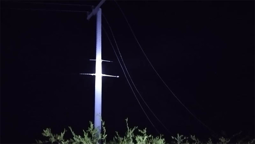 Imagem 1 -  Areia Branca: 2 mil pessoas ficam sem energia após furto de 800 metros de cabos em Ponta do Mel. Esta é a terceira ação criminosa em menos de 72 horas na Costa Branca. A interrupção começou à meia noite e a previsão de recomposição da rede e normalização do serviço é na manhã deste sábado (2). Na terça-feira (27), os criminosos quebraram seis postes e roubaram 600 metros de cabos de alta tensão da linha de transmissão entre Macau e Guamaré, deixando 7.500 pessoas sem energia; já na quarta (28), foram furtados 400 metros de cabos de alta tensão em Guamaré. Nesta ocorrência, 16 mil pessoas foram afetadas. O transtorno atingiu residências, hospitais, escolas, delegacias, abastecimento de água, internet e outros serviços essenciais.