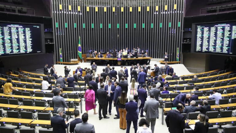 Imagem 1 - PL que cria a tarifa social de água e esgoto é aprovado na Câmara dos Deputados. Serão beneficiados os usuários com renda per capita de até meio salário mínimo inscritos no Cadastro Único para Programas Sociais (CadÚnico) ou em cuja família haja pessoa com deficiência e/ou idoso de baixa renda com 65 anos ou mais. A proposta teve origem no Senado e retornará para nova votação dos senadores, por ter sido modificada pelos deputados. Imagem 1 - PL que cria a tarifa social de água e esgoto é aprovado na Câmara dos Deputados. Serão beneficiados os usuários com renda per capita de até meio salário mínimo inscritos no Cadastro Único para Programas Sociais (CadÚnico) ou em cuja família haja pessoa com deficiência e/ou idoso de baixa renda com 65 anos ou mais. A proposta teve origem no Senado e retornará para nova votação dos senadores, por ter sido modificada pelos deputados.