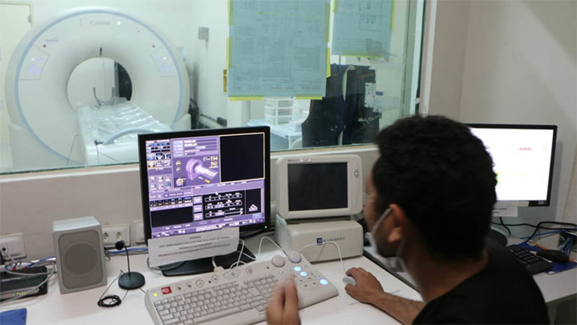 Imagem 1 - Após finalização da fase de testes novo tomógrafo começa a funcionar no HRTM. O fluxo de realização das tomografias no maior hospital da região oeste do Rio Grande do Norte foi oficialmente liberado na manhã desta sexta-feira (1º). A retomada dos exames no HRTM se dá após a aquisição de um novo tomógrafo por parte da Secretaria de Estado da Saúde Pública (Sesap), através de um investimento de aproximadamente R$ 1,1 milhão. Imagem 1 - Após finalização da fase de testes novo tomógrafo começa a funcionar no HRTM. O fluxo de realização das tomografias no maior hospital da região oeste do Rio Grande do Norte foi oficialmente liberado na manhã desta sexta-feira (1º). A retomada dos exames no HRTM se dá após a aquisição de um novo tomógrafo por parte da Secretaria de Estado da Saúde Pública (Sesap), através de um investimento de aproximadamente R$ 1,1 milhão.