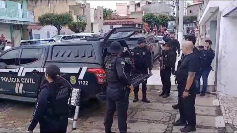 Imagem 1 - PC prende seis investigados por homicídios, tráfico e organização criminosa em São Miguel. De acordo com informações, todos os alvos da “Operação Ádvena”, deflagrada nesta sexta-feira (1º), pertencem a uma facção criminosa interestadual originária do estado de São Paulo. As investigações começaram há cerca de seis meses após diversas diligências da equipe da delegacia de São Miguel. Um adolescente também foi apreendido. Imagem 1 - PC prende seis investigados por homicídios, tráfico e organização criminosa em São Miguel. De acordo com informações, todos os alvos da “Operação Ádvena”, deflagrada nesta sexta-feira (1º), pertencem a uma facção criminosa interestadual originária do estado de São Paulo. As investigações começaram há cerca de seis meses após diversas diligências da equipe da delegacia de São Miguel. Um adolescente também foi apreendido.