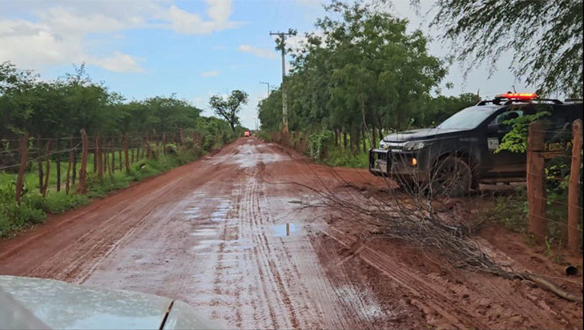 Imagem 1 - Os rastos deixados pelos fugitivos Tatu e Martelo, confirmados pela Polícia federal, apontam que os dois já estavam a 1.800 metros da divisa com o Estado do Ceará. Porém, quando foram descobertos na casa do sítio em Três Varedas, ao invés de se distanciarem do Presídio Federal, entrando em Jaguaruana-CE, fizeram o caminho inverso, caminhando 8 km por dentro de fazendas na direção da Reserva Nacional da Furna Feia. Imagem 1 - Os rastos deixados pelos fugitivos Tatu e Martelo, confirmados pela Polícia federal, apontam que os dois já estavam a 1.800 metros da divisa com o Estado do Ceará. Porém, quando foram descobertos na casa do sítio em Três Varedas, ao invés de se distanciarem do Presídio Federal, entrando em Jaguaruana-CE, fizeram o caminho inverso, caminhando 8 km por dentro de fazendas na direção da Reserva Nacional da Furna Feia.