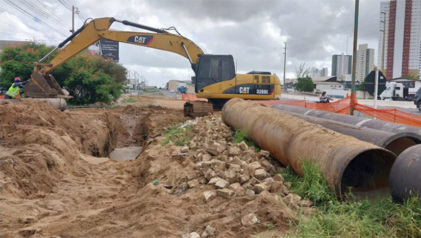 Imagem 1 -  O trabalho de instalação dos dutos de grande diâmetro para trazer água de sete poços em Apodi, chegou a cidade de Mossoró. Na próxima segunda-feira, dia 4, começa os trabalhos de escavação nas margens da BR 304, para instalar 2 km. Segundo a CAERN, não vai ser preciso interdição do trânsito.  Enquanto trabalha na adutora, já prepara a construção do Reservatório no bairro Bela Vista para receber a água da adutora de Santa Cruz. Em Apodi, estão iniciando os trabalhos na cisterna que vai receber água dos poços e bombear para Mossoró.