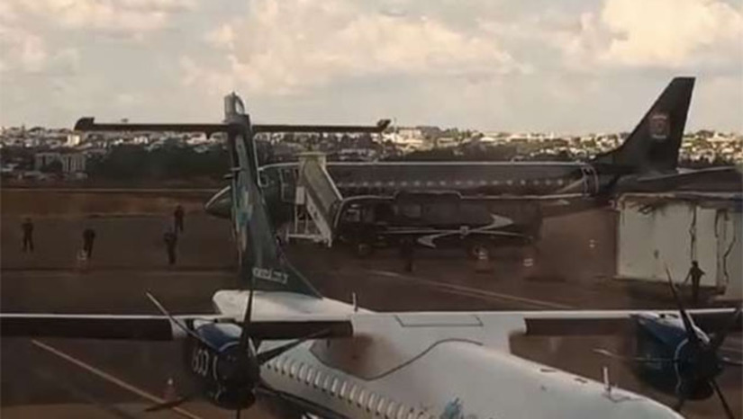 Imagem 1 -  Transferência, segundo informa a Band News FM Curitiva, aconteceu neste sábado, dia 2 de março de 2024, num jato da Polícia Federal. O jato posou em Cascavel e o comboio com os 25 presos seguiram de carro até o presídio de Catanduvas, no Oeste do Estado do Paraná. A transferência aconteceu para que ocorra reformas no Presídio Federal de Mossoró após a fuga de Tatu e Martelo, no dia 14 de fevereiro de 2024.