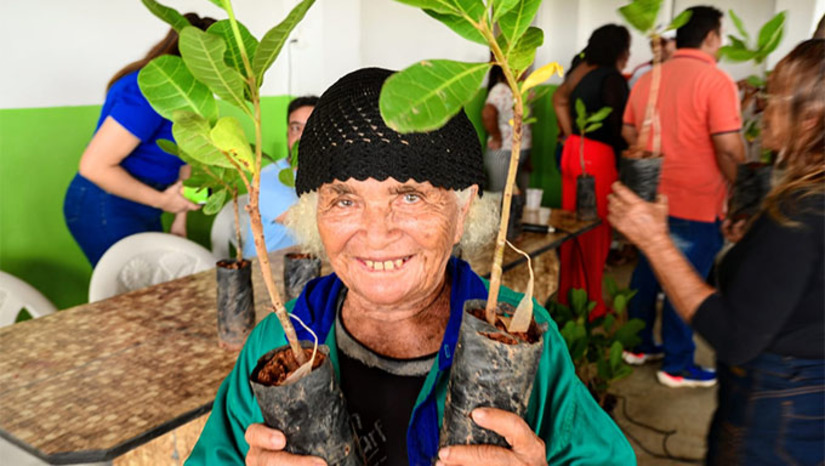 Imagem 1 -  O titular da Seadru, Faviano Moreira, celebra a iniciativa do Município atendendo ao homem e mulher do campo de diversas comunidades nas quatro regiões da zona rural. O secretário de Agricultura do município destaca que a cajucultura na comunidade é historicamente importante.  “Somente na Jurema temos projeto de assistência técnica do Mossoró Rural na área de abelha, de caprinovino, de fruticultura e aqui já foram mais de 20 hectares reimplantados de cajucultura. A Secretaria de Agricultura está presente na zona rural melhorando a qualidade de vida. A cajucultura na comunidade é uma atividade das mais importantes. Essa revitalização com cajueiros precoce, produtivos dará uma maior condição para o agricultor viver da terra e ter rendimento para a sua atividade”.