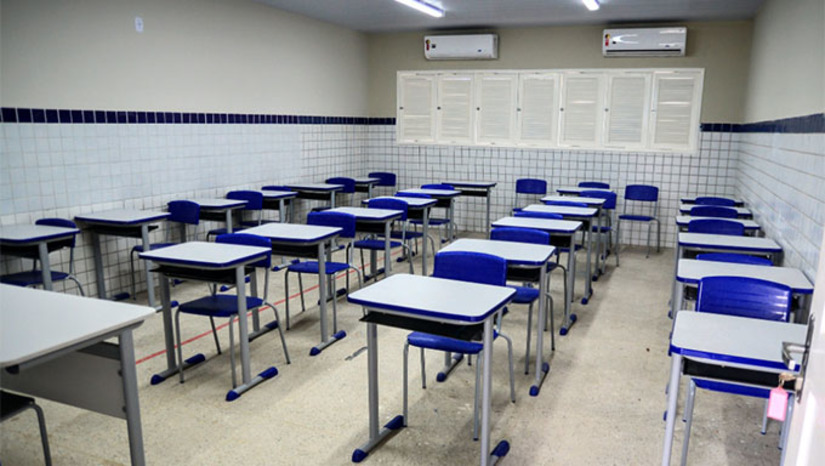Imagem 1 -  A unidade foi completamente revitalizada e será entregue à comunidade nesta segunda-feira (4), dia que marca o início das aulas do ano letivo de 2024 em toda a Rede de Ensino. A solenidade acontece às 7h30. Foi a primeira grande manutenção realizada no equipamento educacional em quase 50 anos de sua existência.  Além das melhorias na estrutura física, a escola também recebeu investimentos em mobília, novos eletrodomésticos, e agora está 100% climatizada, o que proporcionará mais conforto e bem-estar aos professores e estudantes. O Ginásio de Esportes da unidade, denominado Gilvanir Diniz de Lima, também foi restaurado.