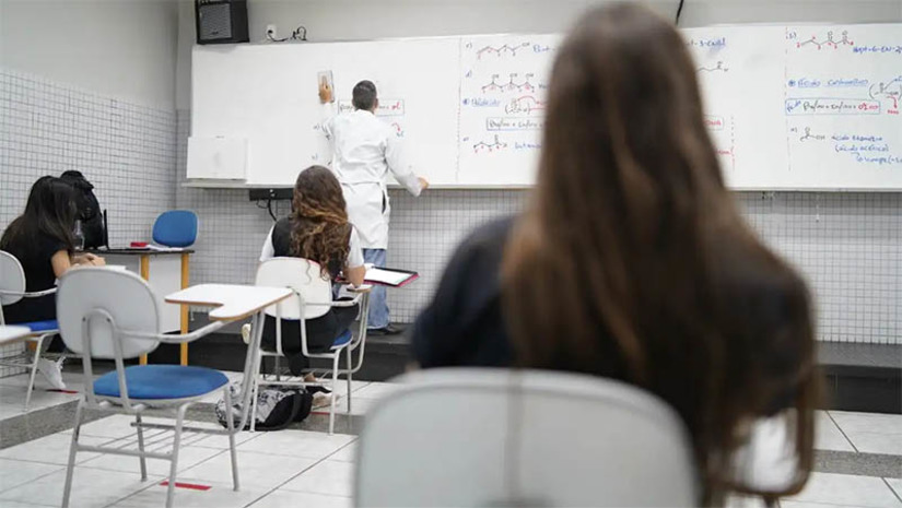 Imagem 1 -  Instituições devem enviar dados dos estudantes para o Pé-de-Meia até 8 de março, Os dados para o programa devem ser enviados ao Ministério da Educação (MEC) via Sistema Gestão Presente (SGP), por meio de planilha ou de interface de programação de aplicações (API). Assim, os alunos poderão receber o Incentivo-Matrícula, o qual será pago em parcela única no valor de R$ 200, entre os dias 26 de março e 7 de abril.   