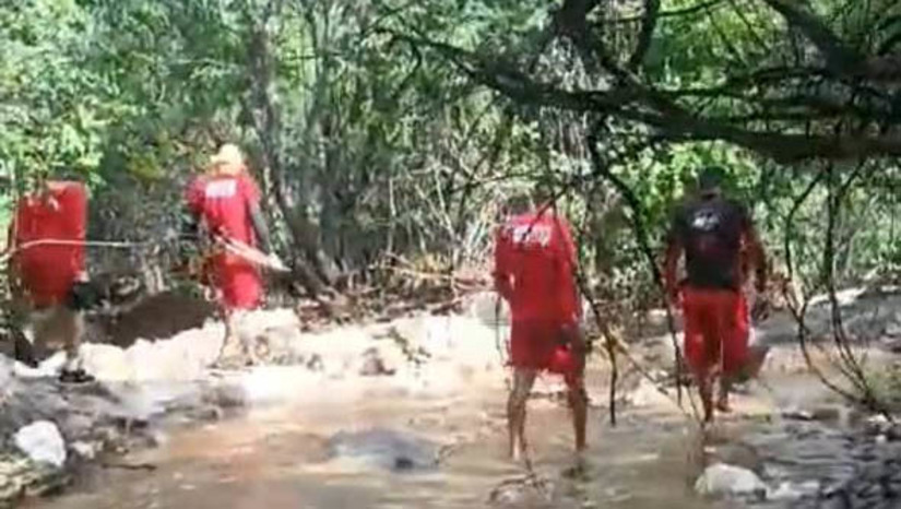 Imagem 1 -  Bombeiros procuram casal desaparecido após ter carro arrastado por correnteza. O caso aconteceu neste domingo (3), no município de Carnaúba dos Dantas. O casal teria tentado atravessar uma passagem molhada que corta um riacho, na zona rural do município. No entanto, devido às fortes chuvas que atingiram a região, o veículo acabou sendo arrastado pela força das águas. De acordo com informações do Tenente Tertuliano, comandante do Corpo de Bombeiros em Currais Novos, a guarnição foi acionada por volta das 21h30. Cerca de 40 minutos após o início das buscas, o carro do casal foi encontrado, completamente destruído, mas as vítimas não foram localizadas. As buscas seguem na manhã desta segunda-feira (4).
