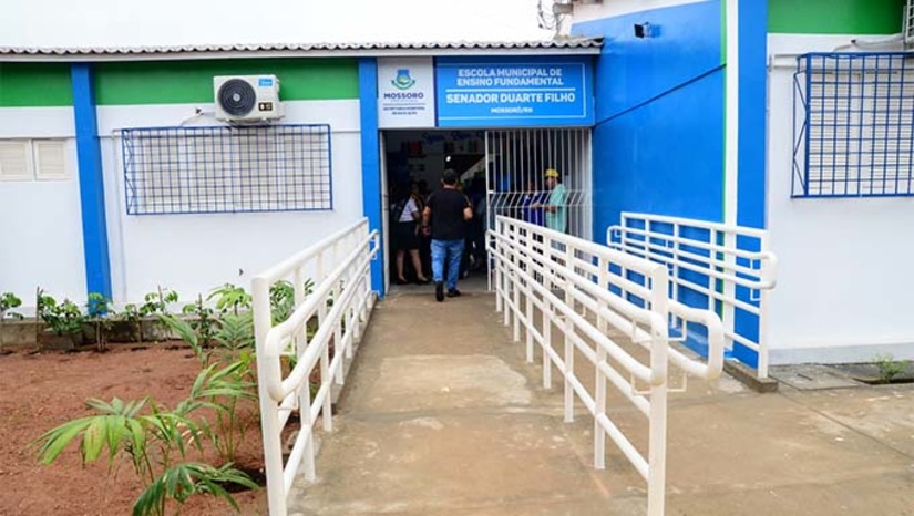 Imagem 1 -  Localizada no bairro Walfredo Gurgel, a Escola Senador Duarte Filho passou por reformas que visam proporcionar um ambiente mais adequado e acolhedor para os estudantes. As melhorias incluem pintura, reparos na estrutura física, adequação de espaços e instalações elétricas, garantindo assim mais conforto e segurança para a comunidade escolar. A unidade está 100% climatizada e oferece vagas 350 alunos do ensino fundamental anos finais. 
