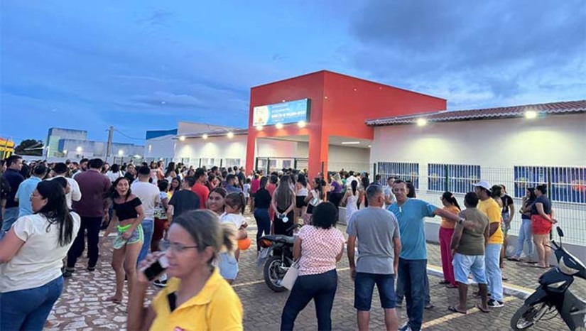 Imagem 1 - A escola conta com uma estrutura moderna e funcional, composta por 13 salas de aula, 4 salas administrativas, refeitório, biblioteca e laboratório. Essa infraestrutura de qualidade proporcionará um ambiente propício para o ensino e aprendizagem, atendendo às necessidades pedagógicas e promovendo o bem-estar dos alunos e professores. Localizada na Vila Brasília, a escola teve um investimento superior a R$ 2,6 milhões, provenientes de recursos próprios, a nova unidade educacional promete ser um espaço de aprendizado e desenvolvimento para os estudantes da região. Imagem 1 - A escola conta com uma estrutura moderna e funcional, composta por 13 salas de aula, 4 salas administrativas, refeitório, biblioteca e laboratório. Essa infraestrutura de qualidade proporcionará um ambiente propício para o ensino e aprendizagem, atendendo às necessidades pedagógicas e promovendo o bem-estar dos alunos e professores. Localizada na Vila Brasília, a escola teve um investimento superior a R$ 2,6 milhões, provenientes de recursos próprios, a nova unidade educacional promete ser um espaço de aprendizado e desenvolvimento para os estudantes da região.