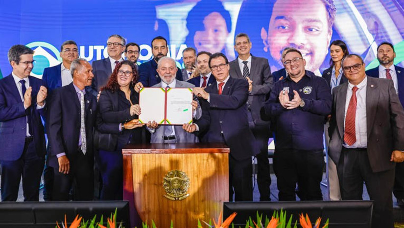 Imagem 1 -  Lula assina PL para garantir direitos mínimos para motoristas de aplicativos. O documento, assinado nesta segunda-feira (4), aponta para a criação de mecanismos previdenciários e melhoria das condições de trabalho, a partir de quatro eixos: remuneração, previdência, segurança e saúde e transparência. O PLC foi enviado ao Congresso Nacional e, caso seja aprovado, entrará em vigor após 90 dias.