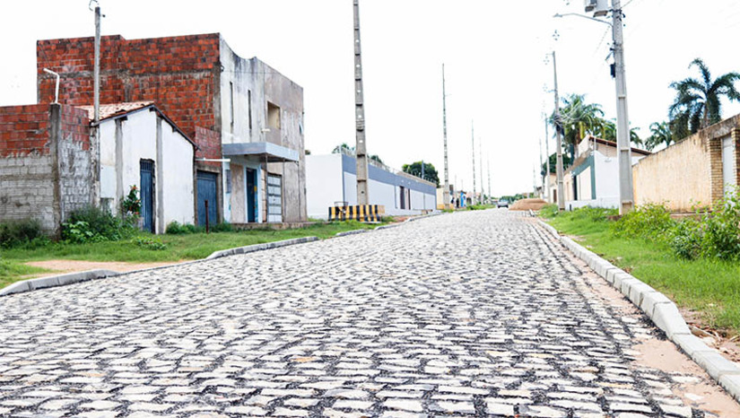 Imagem 1 -  Santa Delmira tem 13 ruas contempladas com os serviços de pavimentação a paralelepípedo. O serviço está dentro do cronograma do programa “Mais Calçamento”, da Prefeitura de Mossoró. Na tarde desta segunda-feira (4), equipes da Secretaria Municipal de Infraestrutura (Seinfra) realizaram uma visita técnica à região, para acompanhar o andamento das obras.