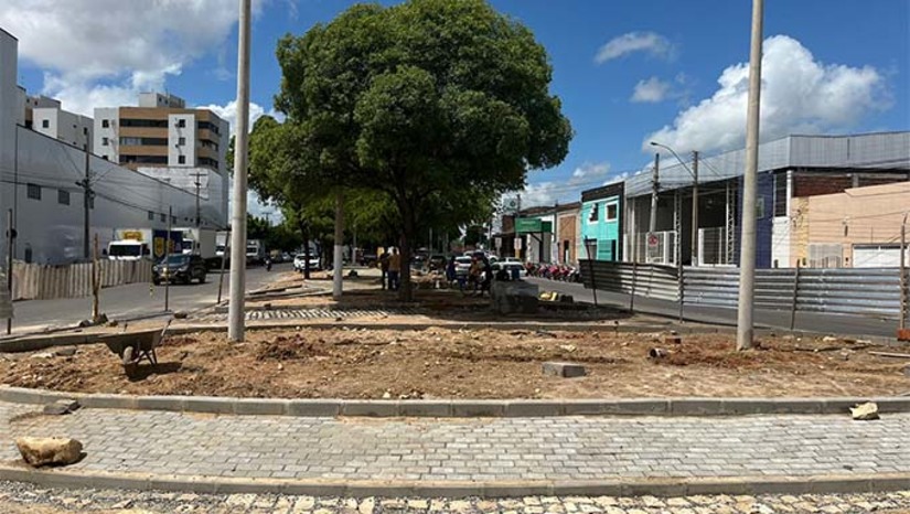 Imagem 1 - A obra foi iniciada após estudo técnico e simulações realizadas pela Secretaria de Segurança, Defesa Civil, Mobilidade Urbana e Trânsito (SESDEM). As melhorias serão percebidas desde a ampliação da rotatória, com as readequações geométricas, sinalizações e ordenamento do local, até as melhorias de acessibilidade, dada através da estruturação do canteiro central. Além disso, haverá também ampliação nas vagas de estacionamento e outros. A previsão é de entrega já nas próximas semanas. Imagem 1 - A obra foi iniciada após estudo técnico e simulações realizadas pela Secretaria de Segurança, Defesa Civil, Mobilidade Urbana e Trânsito (SESDEM). As melhorias serão percebidas desde a ampliação da rotatória, com as readequações geométricas, sinalizações e ordenamento do local, até as melhorias de acessibilidade, dada através da estruturação do canteiro central. Além disso, haverá também ampliação nas vagas de estacionamento e outros. A previsão é de entrega já nas próximas semanas.