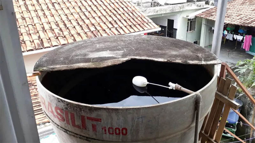 Imagem 1 - Guia orienta população sobre como inspecionar imóveis para combater o Aedes aegypti. Lançado pela Secretaria de Saúde Pública do Rio Grande do Norte, o guia visa fortalecer a rede de combate ao mosquito transmissor de doenças como dengue, zika e chikungunya. O documento foi pensado a partir de dados que apontam que mais de 70% dos focos de mosquitos estão nas residências. Assim, o guia conta com uma série de orientações e ações preventivas para limpeza das casas e arredores, além de outros prédios em geral, incluindo um checklist que deve ser feito ao menos uma vez por semana. Imagem 1 - Guia orienta população sobre como inspecionar imóveis para combater o Aedes aegypti. Lançado pela Secretaria de Saúde Pública do Rio Grande do Norte, o guia visa fortalecer a rede de combate ao mosquito transmissor de doenças como dengue, zika e chikungunya. O documento foi pensado a partir de dados que apontam que mais de 70% dos focos de mosquitos estão nas residências. Assim, o guia conta com uma série de orientações e ações preventivas para limpeza das casas e arredores, além de outros prédios em geral, incluindo um checklist que deve ser feito ao menos uma vez por semana.