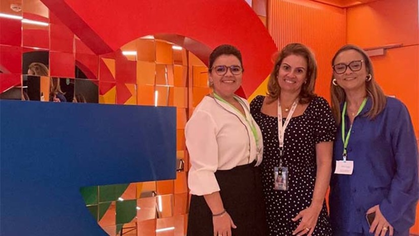 Imagem 1 - Ao lado da professora Jéssica Figueiredo, Cicilia foi recebida por Marici Marchini, líder de Educação Pública do Google. Durante o encontro, Cicilia tratou de parcerias e o universo de possibilidades diante das novas tecnologias para o ensino universitário no Rio Grande do Norte. “Iniciamos conversas promissoras sobre parcerias e a expansão dos serviços para o fortalecimento tecnológico da Uern para que possamos oferecer mais oportunidades à nossa comunidade acadêmica”, comemora a Reitora. Imagem 1 - Ao lado da professora Jéssica Figueiredo, Cicilia foi recebida por Marici Marchini, líder de Educação Pública do Google. Durante o encontro, Cicilia tratou de parcerias e o universo de possibilidades diante das novas tecnologias para o ensino universitário no Rio Grande do Norte. “Iniciamos conversas promissoras sobre parcerias e a expansão dos serviços para o fortalecimento tecnológico da Uern para que possamos oferecer mais oportunidades à nossa comunidade acadêmica”, comemora a Reitora.