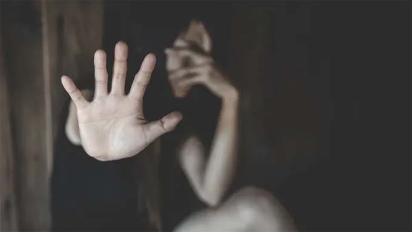 Imagem 1 - Ameaças, agressões, torturas, ofensas, assédio, feminicídio. São inúmeras as violências sofridas que não começam ou se esgotam nas mortes registradas. Os dados monitorados apontaram 586 vítimas de feminicídios. Isso significa dizer que, a cada 15 horas, uma mulher morreu em razão do gênero, majoritariamente pelas mãos de parceiros ou ex-parceiros (72,7%), que usaram armas brancas (em 38,12% dos casos), ou por armas de fogo (23,75%). No ano de 2023, ao menos oito mulheres foram vítimas de violência doméstica a cada 24 horas. Imagem 1 - Ameaças, agressões, torturas, ofensas, assédio, feminicídio. São inúmeras as violências sofridas que não começam ou se esgotam nas mortes registradas. Os dados monitorados apontaram 586 vítimas de feminicídios. Isso significa dizer que, a cada 15 horas, uma mulher morreu em razão do gênero, majoritariamente pelas mãos de parceiros ou ex-parceiros (72,7%), que usaram armas brancas (em 38,12% dos casos), ou por armas de fogo (23,75%). No ano de 2023, ao menos oito mulheres foram vítimas de violência doméstica a cada 24 horas.