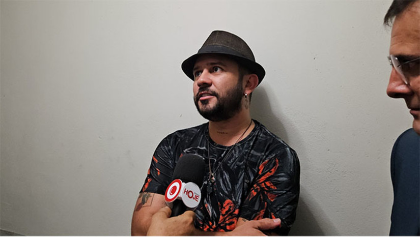 Imagem 1 - O poeta conversou com a reportagem do portal MOSSORÓ HOJE um pouco antes da palestra que ministrou na abertura da Jornada Pedagógica, no município de Patu, no Oeste do Rio Grande do Norte. Ele elogiou a obra do mossoroense Antônio Francisco, quem ele diz é motivo de inspiração para ele. “A literatura de Antônio Francisco já está presente nas escolas. Para Braulio Bessa, na educação “a poesia tem papel educativo e curativo. A poesia provoca e faz refletir. Ela emociona”, acrescenta o renomado poeta. Imagem 1 - O poeta conversou com a reportagem do portal MOSSORÓ HOJE um pouco antes da palestra que ministrou na abertura da Jornada Pedagógica, no município de Patu, no Oeste do Rio Grande do Norte. Ele elogiou a obra do mossoroense Antônio Francisco, quem ele diz é motivo de inspiração para ele. “A literatura de Antônio Francisco já está presente nas escolas. Para Braulio Bessa, na educação “a poesia tem papel educativo e curativo. A poesia provoca e faz refletir. Ela emociona”, acrescenta o renomado poeta.