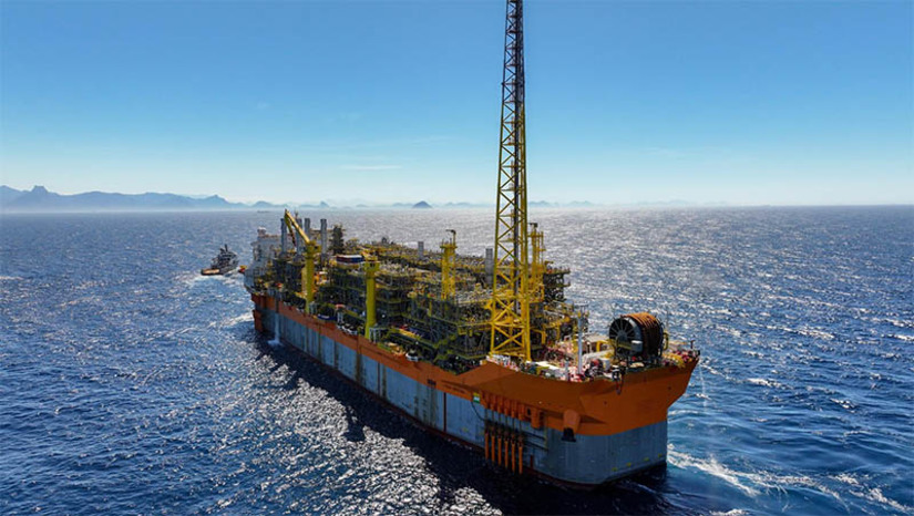 Imagem 1 -  Petrobras registrou lucro líquido de R$ 124,6 bilhões em 2023; segundo maior de sua história. Estes resultados foram sustentados pelos recordes operacionais ao longo do ano passado e pela bem-sucedida estratégia comercial para diesel e gasolina. Na comparação entre 2022 e 2023, o preço internacional do petróleo caiu 18% e o diferencial de preço do diesel em relação ao petróleo caiu 23%. “Mesmo neste cenário mais desafiador, batemos recordes atrás de recordes de produção, aumentamos os investimentos, reduzimos a dívida financeira e colocamos em operação quatro novas plataformas neste primeiro ano de gestão. Tudo isso com menor intensidade de emissões e mais eficiência”, destacou Jean Paul Prates, presidente da Petrobras.