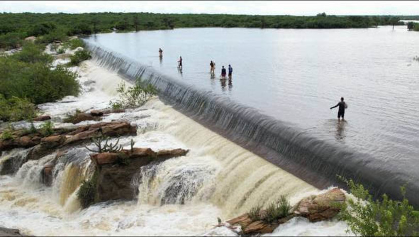 Imagem 1 - O reservatório, um dos maiores do Rio Grande do Norte, começou a sangrar no dia 28 de fevereiro, devido às fortes chuvas que vêm caindo na região Central nas últimas semanas. A sangria é motivo de alegria no Pataxó, mas também de grande preocupação para os moradores do município de Ipanguaçu, no Vale do Assu, visto que, caso a lâmina d’água ultrapasse o 75cm, poderá provocar uma inundação em 75% da cidade, assim como já ocorreu nos anos de 2004 e 2008. Imagem 1 - O reservatório, um dos maiores do Rio Grande do Norte, começou a sangrar no dia 28 de fevereiro, devido às fortes chuvas que vêm caindo na região Central nas últimas semanas. A sangria é motivo de alegria no Pataxó, mas também de grande preocupação para os moradores do município de Ipanguaçu, no Vale do Assu, visto que, caso a lâmina d’água ultrapasse o 75cm, poderá provocar uma inundação em 75% da cidade, assim como já ocorreu nos anos de 2004 e 2008.
