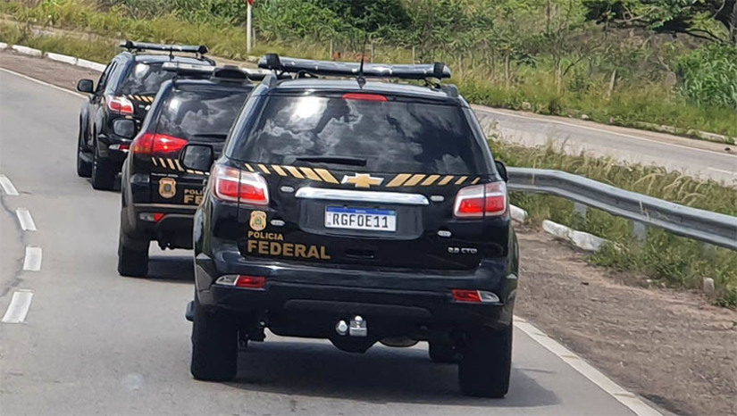 Imagem 1 -  A prisão de um homem, de nome não divulgado, ocorreu nesta sexta-feira (8), no município de Fortaleza/CE. Ao todo,  cinco mandados de prisão já foram cumpridos desde o início das buscas por  Rogério da Silva Mendonça, o Martelo, de 36 anos, e Deibson Cabral Nascimento, o Tatu, de 34 anos, foragidos desde 14 de fevereiro. Também foi cumprida uma prisão em flagrante delito e realizas buscas em diversos endereços nas cidades de Mossoró/RN, Baraúna/RN, Aquiraz/CE e Quixeré/CE.