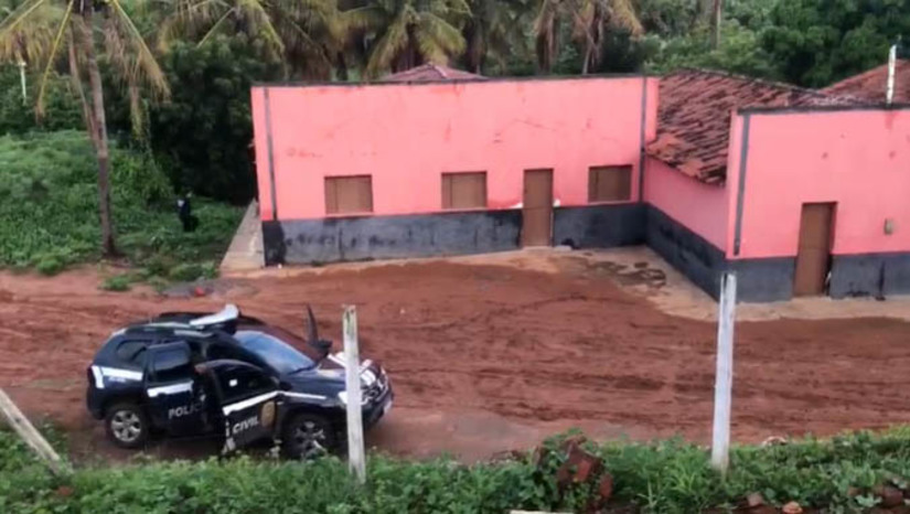 Imagem 1 - Polícia resgata adolescente cearense e fecha bar usado como ponto de prostituição em São Miguel. A ação aconteceu nesta sexta-feira (8), no âmbito da Operação Átria, deflagrada em todo o país para combater violência contra a mulher. Uma adolescente de 16 anos foi resgatada, enquanto um homem e uma mulher, proprietários do bar, foram presos em flagrante. As prisões aconteceram após chegar ao conhecimento dos policiais que existia um bar que empregava adolescentes. Conforme apurado, o local possuía vários quartos usados para os programas sexuais, bem como as mulheres que trabalhavam no bar atendiam diversos clientes por dia. Imagem 1 - Polícia resgata adolescente cearense e fecha bar usado como ponto de prostituição em São Miguel. A ação aconteceu nesta sexta-feira (8), no âmbito da Operação Átria, deflagrada em todo o país para combater violência contra a mulher. Uma adolescente de 16 anos foi resgatada, enquanto um homem e uma mulher, proprietários do bar, foram presos em flagrante. As prisões aconteceram após chegar ao conhecimento dos policiais que existia um bar que empregava adolescentes. Conforme apurado, o local possuía vários quartos usados para os programas sexuais, bem como as mulheres que trabalhavam no bar atendiam diversos clientes por dia.