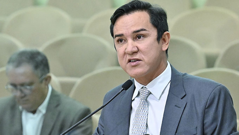 Imagem 1 - “O prefeito Allison Bezerra, um empreendedor aguerrido, ousado, um gestor que escreve com letras garrafais seu nome na história do Executivo mossoroense, anunciará grandes atrações locais e nacionais”, disse. Neilton Diógenes destacou a importância do evento para a cultura e economia da cidade. “O Mossoró Cidade Junina é um evento potencial para geração de emprego e renda. Os números falam por si. Ano passado, Mossoró Cidade Junina movimentou R$ 291 milhões. Os dados são frutos de um estudo da Faculdade de Economia da Unidade do Estado do Rio Grande do Norte. Nos 30 dias de festa foram gerados 7.200 empregos.”, reforçou ao comparar o evento com outros realizados no Nordeste. Imagem 1 - “O prefeito Allison Bezerra, um empreendedor aguerrido, ousado, um gestor que escreve com letras garrafais seu nome na história do Executivo mossoroense, anunciará grandes atrações locais e nacionais”, disse. Neilton Diógenes destacou a importância do evento para a cultura e economia da cidade. “O Mossoró Cidade Junina é um evento potencial para geração de emprego e renda. Os números falam por si. Ano passado, Mossoró Cidade Junina movimentou R$ 291 milhões. Os dados são frutos de um estudo da Faculdade de Economia da Unidade do Estado do Rio Grande do Norte. Nos 30 dias de festa foram gerados 7.200 empregos.”, reforçou ao comparar o evento com outros realizados no Nordeste.