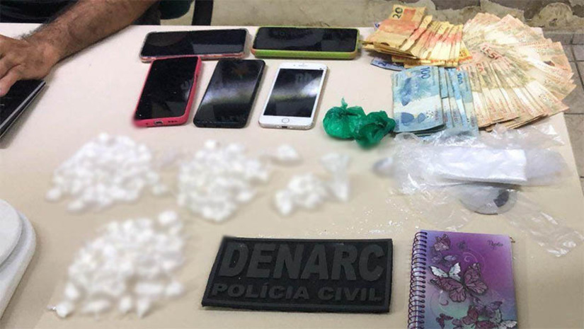Imagem 1 -  Lanchonete de Mossoró era usada como fachada para venda de drogas. O dono do estabelecimento, um homem de 36 anos, foi preso por tráfico de drogas. A prisão aconteceu no sábado (9), na lanchonete, localizada no bairro Santo Antônio. No local, a equipe da Delegacia Especializada em Narcóticos encontrou 163 petecas de cocaína, embaladas para venda, material para embalar os entorpecentes e R$3 mil. Um caderno de anotações com a movimentação financeira do tráfico também foi apreendido.