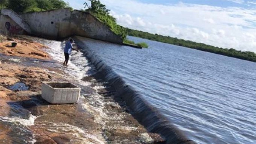 Imagem 1 - O Relatório dos Volumes dos Principais Reservatórios do RN, divulgado nesta segunda-feira (11), indica que o açude Novo Angicos, localizado em Angicos, com capacidade para 4.245.061 m³, começou a sangrar nesta segunda-feira. Já o açude Beldroega, localizado em Paraú, com capacidade para 8.057.520 m³, atingiu 100% da sua capacidade e começou a sangrar na última sexta-feira, 08 de março. A barragem Armando Ribeiro Gonçalves, maior manancial do RN, acumula 1.335.703.333 m³, percentualmente, 55,65% da sua capacidade total, que é de 2,373 bilhões de m³. Imagem 1 - O Relatório dos Volumes dos Principais Reservatórios do RN, divulgado nesta segunda-feira (11), indica que o açude Novo Angicos, localizado em Angicos, com capacidade para 4.245.061 m³, começou a sangrar nesta segunda-feira. Já o açude Beldroega, localizado em Paraú, com capacidade para 8.057.520 m³, atingiu 100% da sua capacidade e começou a sangrar na última sexta-feira, 08 de março. A barragem Armando Ribeiro Gonçalves, maior manancial do RN, acumula 1.335.703.333 m³, percentualmente, 55,65% da sua capacidade total, que é de 2,373 bilhões de m³.