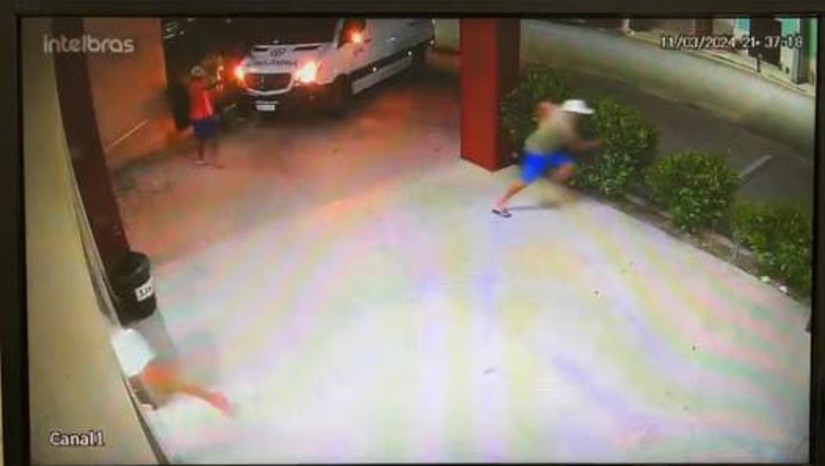 Imagem 1 - Suspeito é ferido por “fogo amigo” ao tentar matar motorista da ambulância de Luiz Gomes. O caso aconteceu na noite desta segunda-feira (11). De acordo com o delegado Hércules Freitas, dois suspeitos interceptaram a ambulância do hospital da cidade e efetuaram disparos contra o motorista. A vítima conseguiu fugir, mas a acompanhante de uma paciente, que estava no veículo, acabou sendo alvejada. Na ação, um dos atiradores, identificado como Carlos Eduardo da Silva, acabou sendo vítima do chamado “fogo amigo”, sendo alvejado pelo outro atirador. Ele, juntamente com a outra pessoa ferida, foram socorridos e não correm risco de morte. A polícia civil está investigando o caso. Imagem 1 - Suspeito é ferido por “fogo amigo” ao tentar matar motorista da ambulância de Luiz Gomes. O caso aconteceu na noite desta segunda-feira (11). De acordo com o delegado Hércules Freitas, dois suspeitos interceptaram a ambulância do hospital da cidade e efetuaram disparos contra o motorista. A vítima conseguiu fugir, mas a acompanhante de uma paciente, que estava no veículo, acabou sendo alvejada. Na ação, um dos atiradores, identificado como Carlos Eduardo da Silva, acabou sendo vítima do chamado “fogo amigo”, sendo alvejado pelo outro atirador. Ele, juntamente com a outra pessoa ferida, foram socorridos e não correm risco de morte. A polícia civil está investigando o caso.