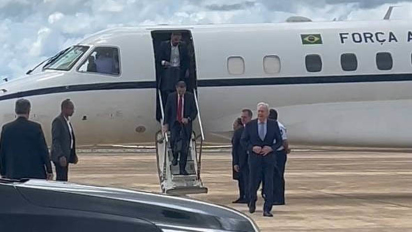 Imagem 1 -  [COLUNA ESPLANADA] A caçada aos foragidos Rogério da Silva Mendonça e Deibson Cabral Nascimento, que escaparam da Penitenciária Federal de Mossoró (RN), completa um mês amanhã e se arrasta sem pistas do paradeiro da dupla. São mais de 600 agentes de segurança envolvidos na operação - policiais federais, rodoviários federais, militares e civis, além da Força Nacional – que diariamente acumulam gastos com gasolina, alimentação, hospedagens e outros. À Coluna, o Ministério da Justiça alega que “a operação para a captura dos dois foragidos ainda está em execução. Sendo assim, ainda não é possível informar o custo”. Internamente, a captura dos fugitivos virou uma questão de honra e o ministro Ricardo Lewandowski está sendo atualizado permanentemente sobre a operação. Em tempo: as buscas por Lázaro Barbosa, 32, capturado e morto em 2021, em Goiás, custaram mais R$ 3 milhões aos cofres públicos. A operação durou 20 dias e mobilizou 270 agentes.