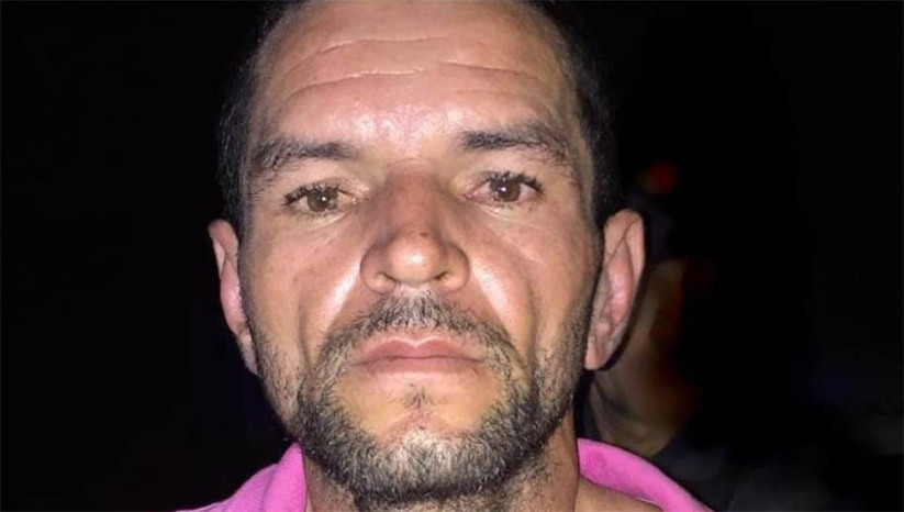 Imagem 1 - Homem é assassinado a tiros dentro de um pequeno comércio no bairro Pintos. O crime aconteceu por volta das 12h40 desta quarta-feira (13). A vítima foi identificada como Railton Alves Jovito, conhecido como Matoso. De acordo com informações da polícia militar, o homem estava trabalhando em um pequeno comércio de venda de móveis, quando foi surpreendido por suspeitos que chegaram ao local em um carro e desferiram vários disparos de arma de fogo contra ele. Uma ambulância do Samu ainda chegou a ser acionada, mas ao chegar no local, Railton já estava em óbito. Imagem 1 - Homem é assassinado a tiros dentro de um pequeno comércio no bairro Pintos. O crime aconteceu por volta das 12h40 desta quarta-feira (13). A vítima foi identificada como Railton Alves Jovito, conhecido como Matoso. De acordo com informações da polícia militar, o homem estava trabalhando em um pequeno comércio de venda de móveis, quando foi surpreendido por suspeitos que chegaram ao local em um carro e desferiram vários disparos de arma de fogo contra ele. Uma ambulância do Samu ainda chegou a ser acionada, mas ao chegar no local, Railton já estava em óbito.