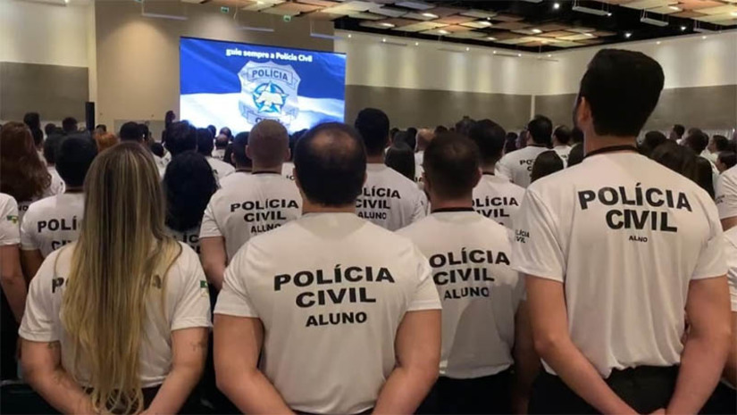 Imagem 1 - 233 novos policiais civis do Rio Grande do Norte tomam posse na próxima segunda, 18. O ato solene será realizado no Holiday Inn Natal, em Lagoa Nova, Zona Sul de Natal, a partir das 18h30. A nomeação dos novos servidores da PCRN foi anunciada no dia 24 de fevereiro de 2024. Ao todo, foram nomeados 40 delegados, 172 agentes e 21 escrivães. Com a posse coletiva, todos os cargos vagos de servidores falecidos, exonerados e aposentados serão repostos, respeitando assim a Lei de Responsabilidade Fiscal. Imagem 1 - 233 novos policiais civis do Rio Grande do Norte tomam posse na próxima segunda, 18. O ato solene será realizado no Holiday Inn Natal, em Lagoa Nova, Zona Sul de Natal, a partir das 18h30. A nomeação dos novos servidores da PCRN foi anunciada no dia 24 de fevereiro de 2024. Ao todo, foram nomeados 40 delegados, 172 agentes e 21 escrivães. Com a posse coletiva, todos os cargos vagos de servidores falecidos, exonerados e aposentados serão repostos, respeitando assim a Lei de Responsabilidade Fiscal.