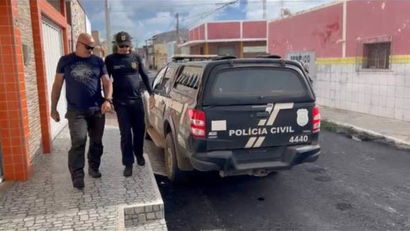 Imagem 1 -  Polícia de Areia Branca prende suspeito por violência doméstica e cumpre mandado de prisão. A primeira prisão ocorreu em flagrante em Porto do Mangue, quando um homem foi detido acusado de violência doméstica e conduzido à 42ª DP (Areia Branca/Porto do Mangue). No povoado de Ponta do Mel, a segunda prisão foi realizada com base em um mandado de prisão definitivo. Luana Araújo da Silva foi detida pelo crime de tráfico de drogas.