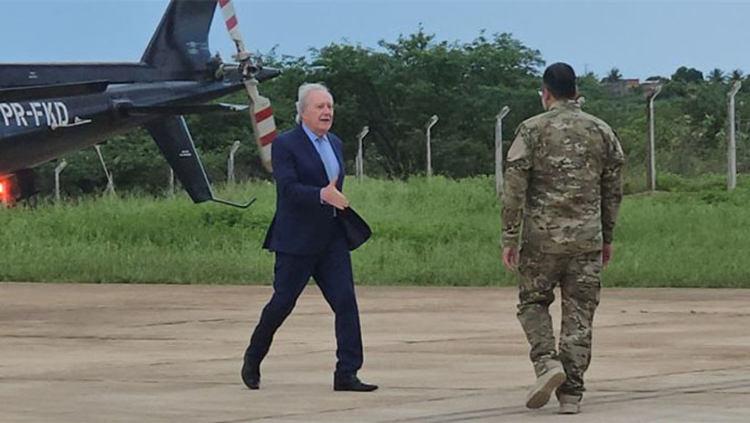 Imagem 1 - Os dois fugitivos haviam escapado do cerco policial semana passada, após agredirem um morador de uma fazenda, em função das chuvas fortes. Mas neste dia 12, um cão de guarda de uma fazenda teria sentido a presença dos dois e que este fato teria sido comprovado pela perícia da Polícia Federal. A partir deste ponto, a Força Tarefa voltou a realizar buscas na região. Esta teria sido uma razão para a Força Tarefa ser mantido na região, apesar do custo alto. A outra é garantir a proteção das vilas dentro do perímetro que ele acredita que o Tatu e o Martelo estão. Imagem 1 - Os dois fugitivos haviam escapado do cerco policial semana passada, após agredirem um morador de uma fazenda, em função das chuvas fortes. Mas neste dia 12, um cão de guarda de uma fazenda teria sentido a presença dos dois e que este fato teria sido comprovado pela perícia da Polícia Federal. A partir deste ponto, a Força Tarefa voltou a realizar buscas na região. Esta teria sido uma razão para a Força Tarefa ser mantido na região, apesar do custo alto. A outra é garantir a proteção das vilas dentro do perímetro que ele acredita que o Tatu e o Martelo estão.