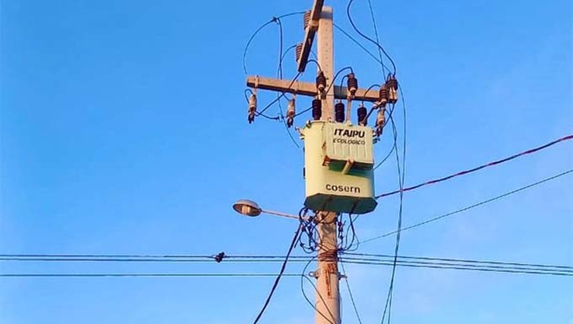 Imagem 1 - Os criminosos agiram nas estruturas de distribuição de energia deixando mais de seis mil pessoas sem eletricidade e prejudicando o funcionamento de comércios, serviços públicos essenciais e salineiras. Esse foi o 11º registro de ação criminosa somente na região da Costa Branca do estado entre dezembro de 2023 e março deste ano feito pela Neoenergia Cosern. Entre os dias 1º de janeiro e 14 de março de 2024, o número de furtos de cabos da rede elétrica no Rio Grande do Norte cresceu 30% em comparação com igual intervalo do ano anterior. Imagem 1 - Os criminosos agiram nas estruturas de distribuição de energia deixando mais de seis mil pessoas sem eletricidade e prejudicando o funcionamento de comércios, serviços públicos essenciais e salineiras. Esse foi o 11º registro de ação criminosa somente na região da Costa Branca do estado entre dezembro de 2023 e março deste ano feito pela Neoenergia Cosern. Entre os dias 1º de janeiro e 14 de março de 2024, o número de furtos de cabos da rede elétrica no Rio Grande do Norte cresceu 30% em comparação com igual intervalo do ano anterior.