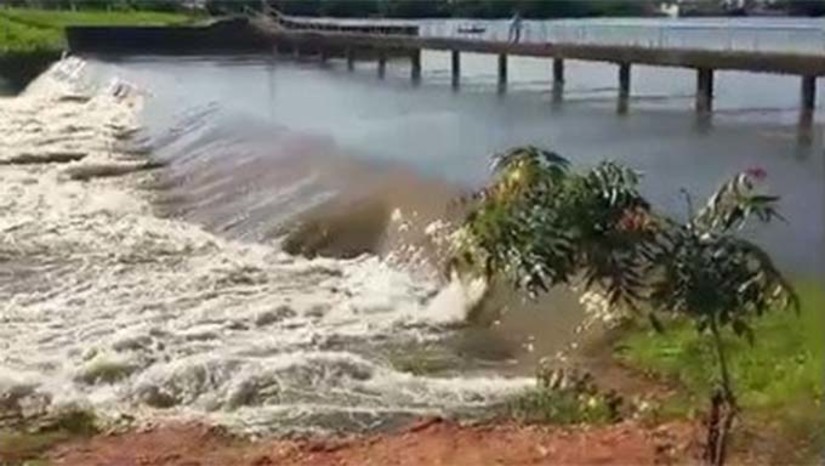 Imagem 1 - Instituto de Gestão das Águas do RN (Igarn), que realiza o monitoramento dos principais reservatórios do Rio Grande do Norte divulgou nesta quinta- feira (14), que a barragem Campo Grande e o Açude Público do Município de Encanto, completaram 100% da sua capacidade e sangraram hoje. Com a frequência das chuvas na região, outros reservatórios registraram sangria como por exemplo o açude Passagem, localizado em Rodolfo Fernandes, com capacidade para 8.273.877 m³, que começou a sangrar nesta quarta-feira (13). Imagem 1 - Instituto de Gestão das Águas do RN (Igarn), que realiza o monitoramento dos principais reservatórios do Rio Grande do Norte divulgou nesta quinta- feira (14), que a barragem Campo Grande e o Açude Público do Município de Encanto, completaram 100% da sua capacidade e sangraram hoje. Com a frequência das chuvas na região, outros reservatórios registraram sangria como por exemplo o açude Passagem, localizado em Rodolfo Fernandes, com capacidade para 8.273.877 m³, que começou a sangrar nesta quarta-feira (13).