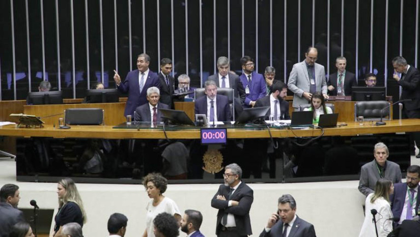 Imagem 1 - Deputados aprovam PL que cria programas de combustíveis sustentáveis . O texto, aprovado nesta quarta-feira (13), cria programas nacionais de diesel verde, de combustível sustentável para aviação e de biometano, além de aumentar a mistura de etanol e de biodiesel à gasolina e ao diesel, respectivamente. O projeto também autoriza a Petrobras a atuar nas atividades de movimentação e estocagem de gás carbônico, de transição energética e de economia de baixo carbono. A proposta será enviada ao Senado. Imagem 1 - Deputados aprovam PL que cria programas de combustíveis sustentáveis . O texto, aprovado nesta quarta-feira (13), cria programas nacionais de diesel verde, de combustível sustentável para aviação e de biometano, além de aumentar a mistura de etanol e de biodiesel à gasolina e ao diesel, respectivamente. O projeto também autoriza a Petrobras a atuar nas atividades de movimentação e estocagem de gás carbônico, de transição energética e de economia de baixo carbono. A proposta será enviada ao Senado.