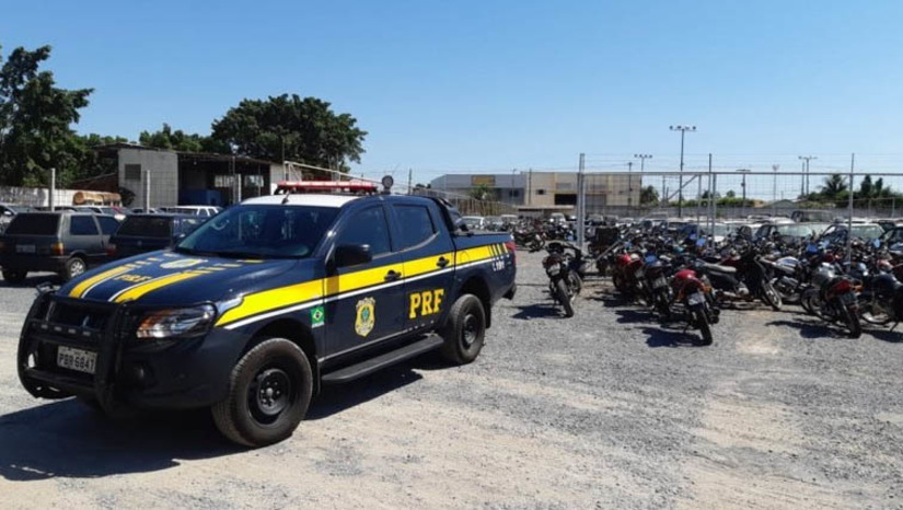 Imagem 1 - PRF realizará leilão de veículos retidos no RN nos dias 25 e 26 de março. Serão colocados à venda 492 veículos, distribuídos em 275 lotes, que poderão entrar em circulação, e outros 78 em lotes de sucatas, podendo sofrer alterações quantitativas até o momento da realização do leilão. O edital do leilão com detalhes dos veículos, locais de visitação, lances iniciais, imagens dos lotes e direitos e responsabilidades dos arrematantes está disponível no site do leiloeiro MN Leilão. Imagem 1 - PRF realizará leilão de veículos retidos no RN nos dias 25 e 26 de março. Serão colocados à venda 492 veículos, distribuídos em 275 lotes, que poderão entrar em circulação, e outros 78 em lotes de sucatas, podendo sofrer alterações quantitativas até o momento da realização do leilão. O edital do leilão com detalhes dos veículos, locais de visitação, lances iniciais, imagens dos lotes e direitos e responsabilidades dos arrematantes está disponível no site do leiloeiro MN Leilão.