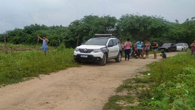 Imagem 1 - Tentativa de assalto contra sargento da PM termina com o policial ferido e dois suspeitos mortos. O caso aconteceu no final da noite desta quinta-feira (14), no conjunto Odete Rosado, em Mossoró, quando três suspeitos tentaram assaltar um sargento da polícia militar. O policial teria reagido ao ataque e entrado em confronto com o trio. Na ação, a vítima foi baleada de raspão, na região do ombro. Dois dos suspeitos também foram baleados. Um deles foi encontrado há pouco metros do sargento e foi socorrido para o HRTM, mas não resistiu. O segundo foi encontrado já sem vida, em um matagal, no conjunto Geraldo Melo, na manhã desta sexta-feira (15). O terceiro é considerado foragido. O sargento também foi socorrido para o HRTM e não corre risco de morte. Imagem 1 - Tentativa de assalto contra sargento da PM termina com o policial ferido e dois suspeitos mortos. O caso aconteceu no final da noite desta quinta-feira (14), no conjunto Odete Rosado, em Mossoró, quando três suspeitos tentaram assaltar um sargento da polícia militar. O policial teria reagido ao ataque e entrado em confronto com o trio. Na ação, a vítima foi baleada de raspão, na região do ombro. Dois dos suspeitos também foram baleados. Um deles foi encontrado há pouco metros do sargento e foi socorrido para o HRTM, mas não resistiu. O segundo foi encontrado já sem vida, em um matagal, no conjunto Geraldo Melo, na manhã desta sexta-feira (15). O terceiro é considerado foragido. O sargento também foi socorrido para o HRTM e não corre risco de morte.