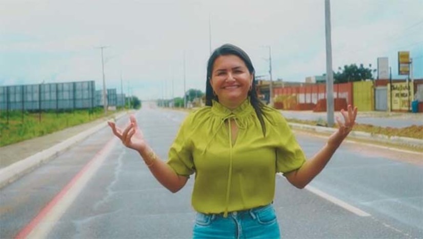 Imagem 1 -  A prefeita de Tibau, Lidiane Marques, está iluminando a entrada da cidade com a instalação de 96 postes e aproximadamente 200 lâmpadas de LED, em uma extensão de mais de 3km. Além da instalação da iluminação, com fiação subterrânea e postes em concreto de alta durabilidade, o canteiro central também está sendo revitalizado e será construído o sonhado pórtico de Tibau, com elementos que caracterizam a cultura da cidade. O investimento promovido através do Programa Avança Tibau (PAT) é superior a R$ 1 milhão. 