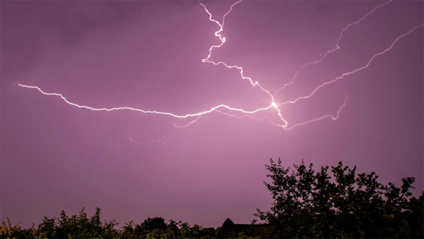 Imagem 1 -  Temperatura alta e variação do relevo podem contribuir para a grande quantidade de raios em Apodi. De acordo com dados divulgados pela Neoenergia Cosern, quase 4 mil raios caíram no Rio Grande do Norte nas últimas 72h. Destes, 487 foram registrados no município de Apodi. Em Mossoró, segunda maior cidade do estado, foram 83. De acordo com o professor e meteorologista da Ufersa, José Espínola, o “calor juntamente com a elevada umidade do ar favorecem o desenvolvimento de nuvens do tipo cumulonimbus, com grande desenvolvimento vertical e com grande quantidade de energia que é liberada na forma de raios e de ventos no início das precipitações”.