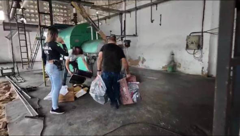 Imagem 1 - Polícia Civil incinera cerca de 130 quilos de drogas apreendidas em Mossoró. Os entorpecentes foram apreendidos entre os anos de 2023 e 2024, em ações policiais realizadas em Mossoró e região. A incineração ocorreu em uma das caldeiras da empresa de beneficiamento de castanha (USIBRAS), em Mossoró, e contou com a participação de uma equipe do ITEP e do Ministério Público. Imagem 1 - Polícia Civil incinera cerca de 130 quilos de drogas apreendidas em Mossoró. Os entorpecentes foram apreendidos entre os anos de 2023 e 2024, em ações policiais realizadas em Mossoró e região. A incineração ocorreu em uma das caldeiras da empresa de beneficiamento de castanha (USIBRAS), em Mossoró, e contou com a participação de uma equipe do ITEP e do Ministério Público.