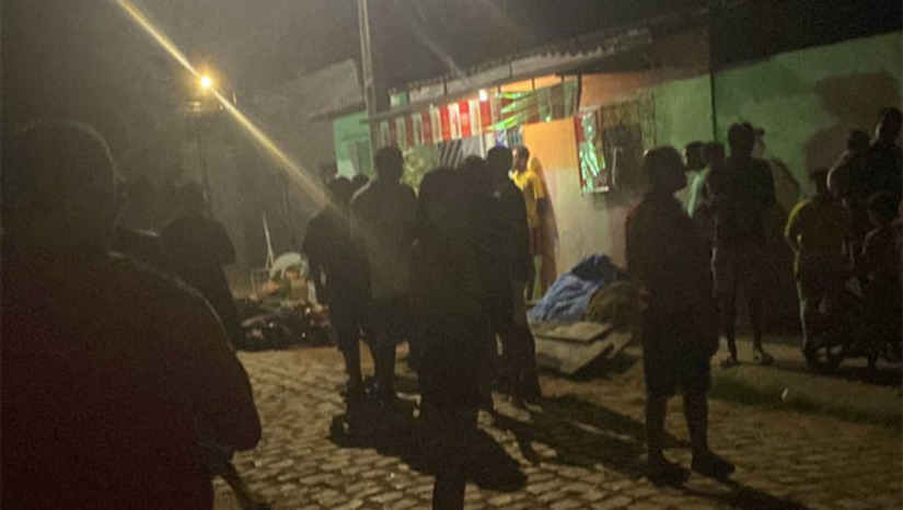 Imagem 1 - A Polícia Militar registrou um homicídio no bairro Bom Jesus e uma tentativa na estrada que liga o Santa Delmira ao Redenção. O corpo de Emanuel Jhonatan dos Santos, de 30 anos, foi removido para exames na sede do ITEP e Francisco de Assis Martins de Goes foi socorrido pelo SAMU para o Hospital Regional Tarcísio de Vasconcelos Maia. Imagem 1 - A Polícia Militar registrou um homicídio no bairro Bom Jesus e uma tentativa na estrada que liga o Santa Delmira ao Redenção. O corpo de Emanuel Jhonatan dos Santos, de 30 anos, foi removido para exames na sede do ITEP e Francisco de Assis Martins de Goes foi socorrido pelo SAMU para o Hospital Regional Tarcísio de Vasconcelos Maia.