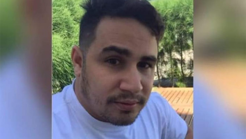 Imagem 1 - A esposa de Antônio Alcides, tentou protegê-lo do ataque e também restou baleada. Se recupera bem. O casal estava se divertindo com amigos, bebendo em casa, quando, ao escurecer, Alcides teria sido provocado em frente de casa por uma pessoa que estava tentando passar com o carro dele na rua. Depois da breve discussão, Alcides foi baleado e não resistiu aos ferimentos. Imagem 1 - A esposa de Antônio Alcides, tentou protegê-lo do ataque e também restou baleada. Se recupera bem. O casal estava se divertindo com amigos, bebendo em casa, quando, ao escurecer, Alcides teria sido provocado em frente de casa por uma pessoa que estava tentando passar com o carro dele na rua. Depois da breve discussão, Alcides foi baleado e não resistiu aos ferimentos.